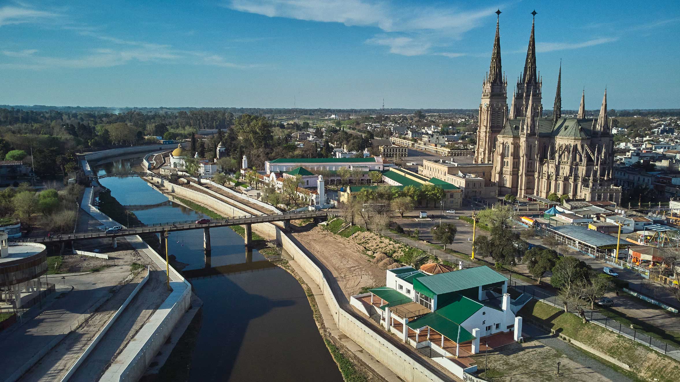 Imágen Aérea del río y la basílica de luján