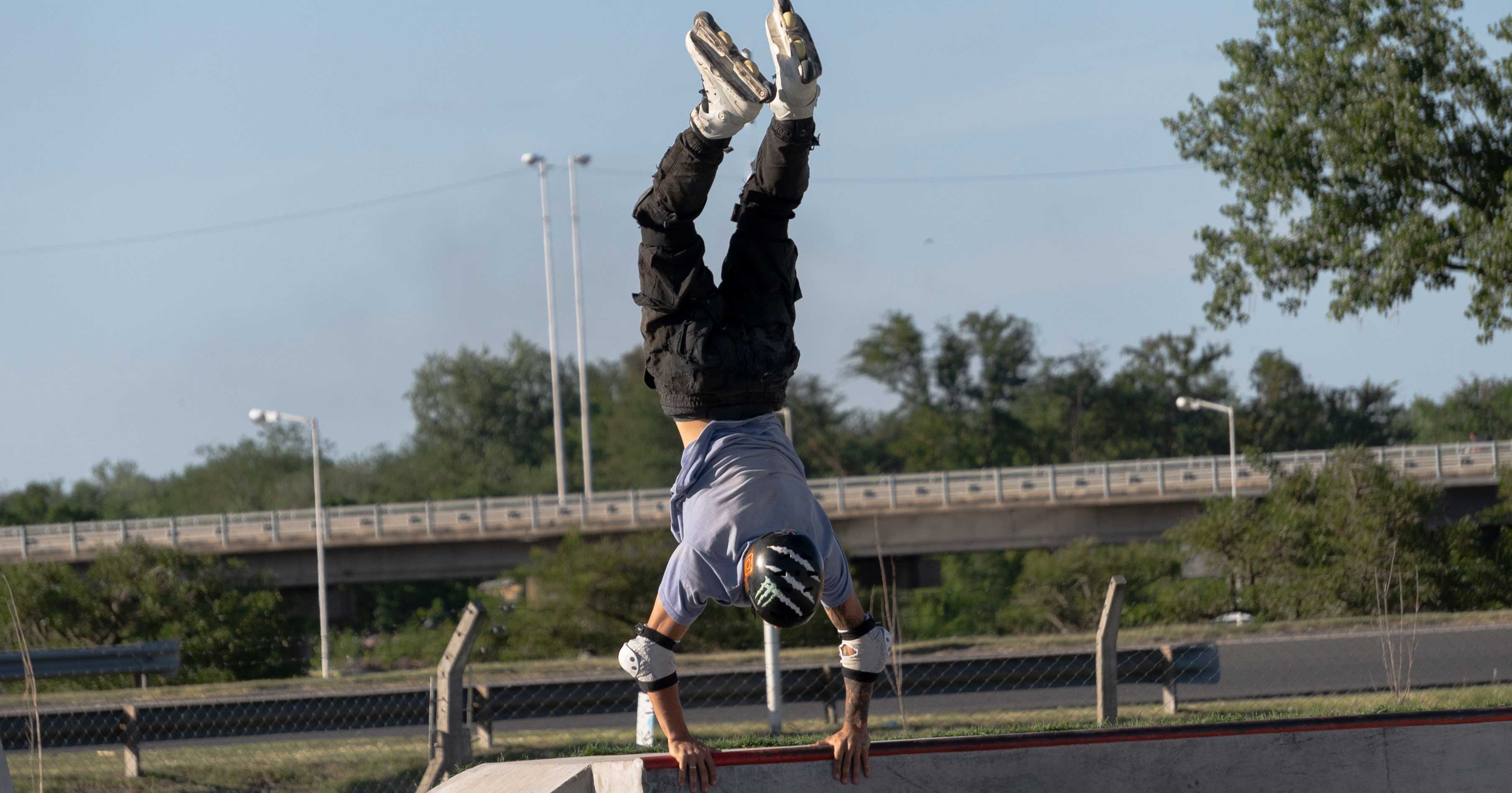 joven haciendo skate en el skatepark de luján