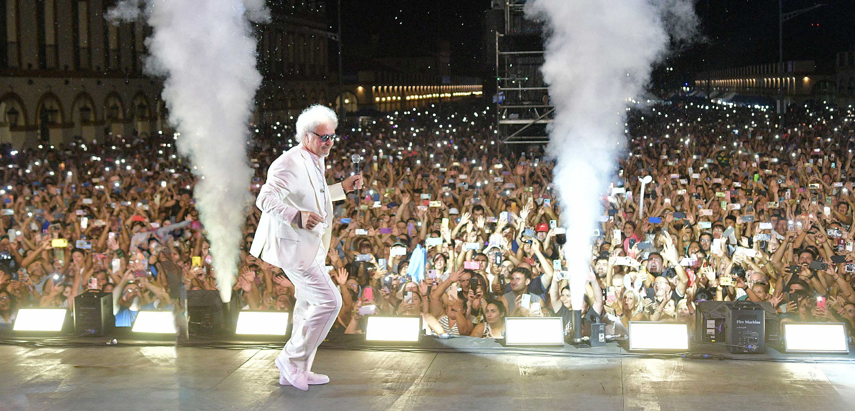 miguel conejito en el escenario  de música en la plaza de luján